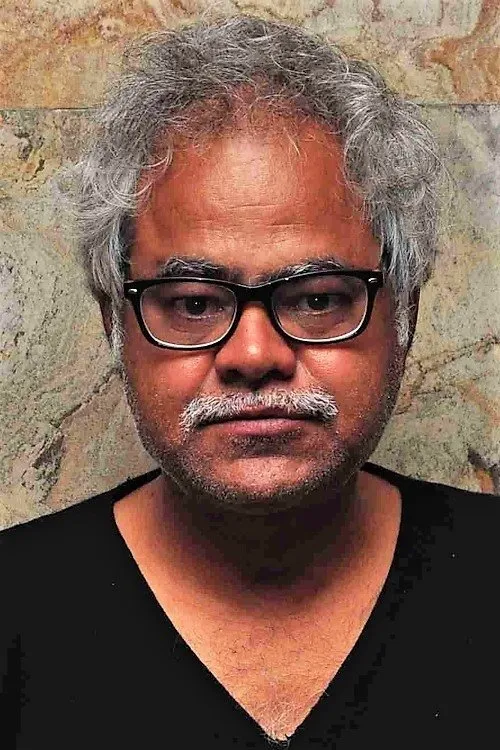 Sanjay Mishra interpretando a Inspector Ramavtaar Rathi