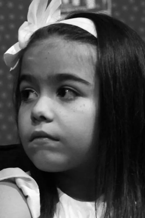 Saori Gurza interpretando a Esther