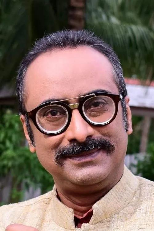 Saptarshi Ray interpretando a Byomkesh