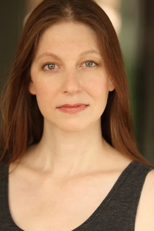 Sara Davenport-Ebersole interpretando a Aunt Julia