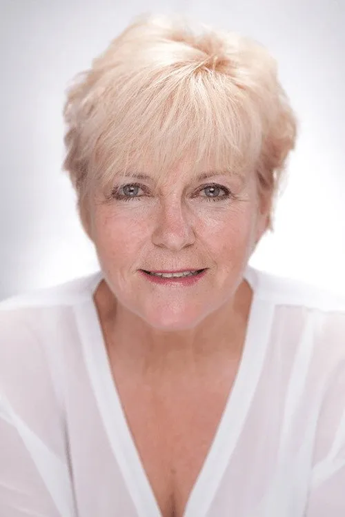 Sara Harris-Davies interpretando a Sian