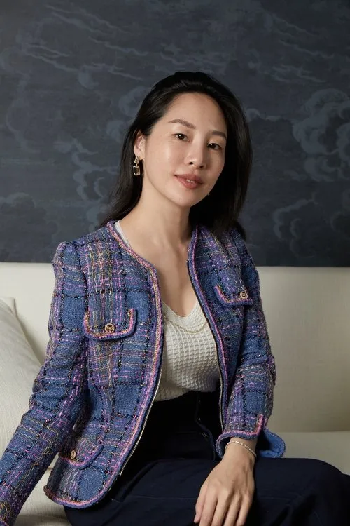 Sara Jane Ho — personaje: Self - Host