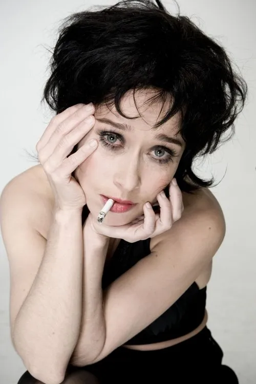 Sara Lindh interpretando a Karin Persson