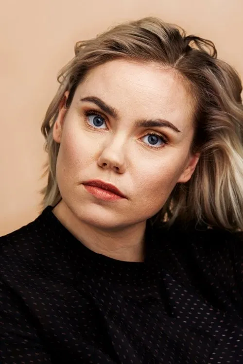 Sara Melleri interpretando a Siiri