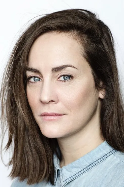 Sara Simard interpretando a Nicole Genest