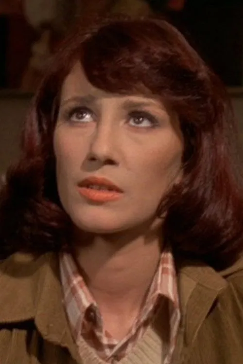 Sara Sperati interpretando a Monique Dupré