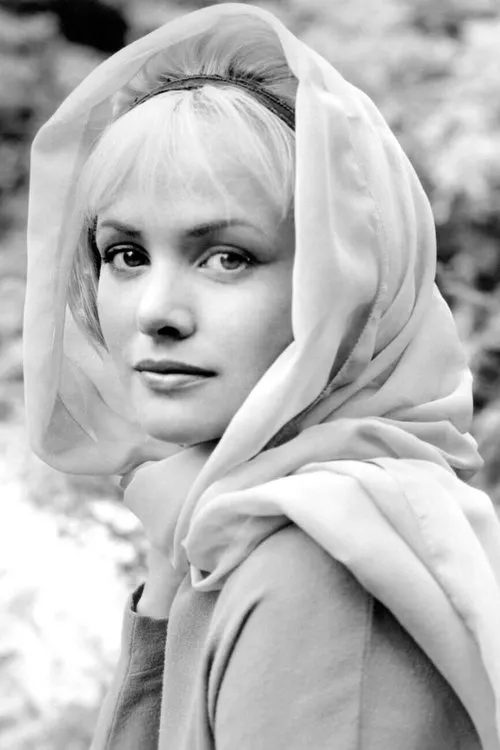 Sarah Branch interpretando a Janet Brown