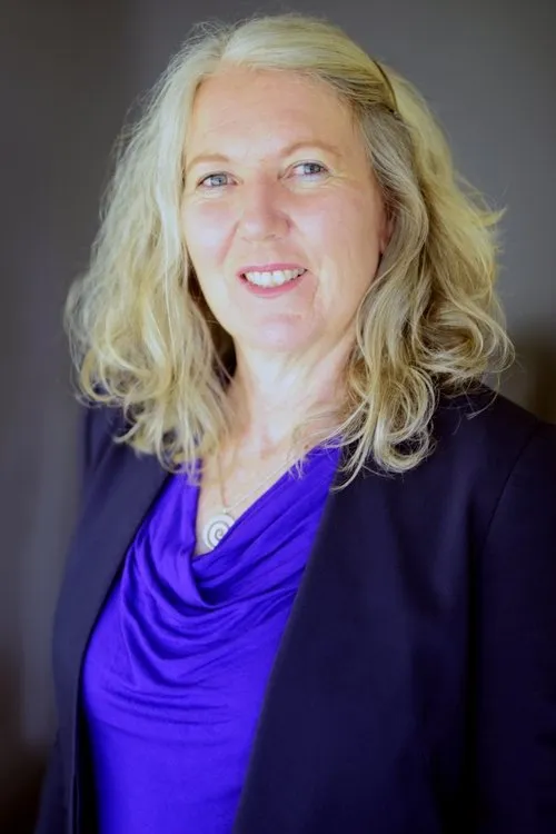 Sarah Buckley interpretando a Self