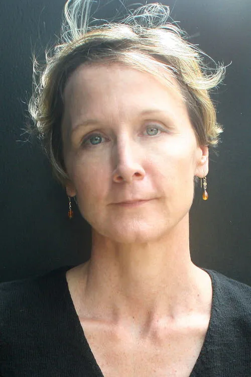 Sarah Cawley interpretando a The woman's hand