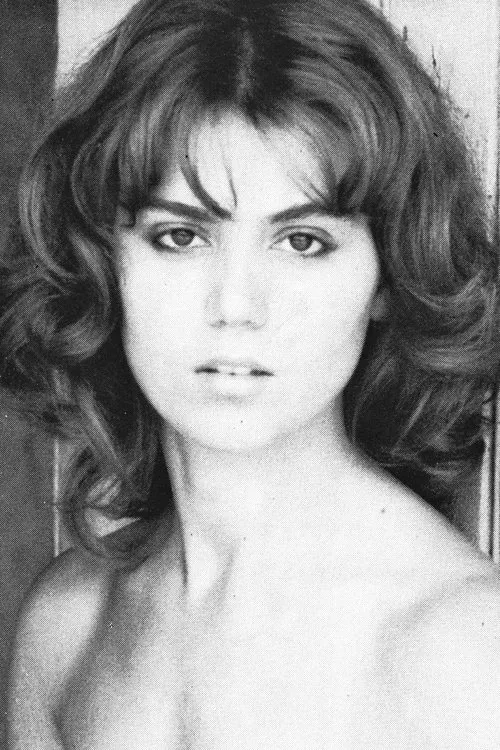 Sarah Crespi interpretando a Pussy