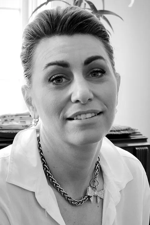 Emi Martinez-Zalce ha trabajado con Sarah Cross en 1 ocasiones