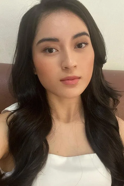 Sarah Felicia interpretando a Diana