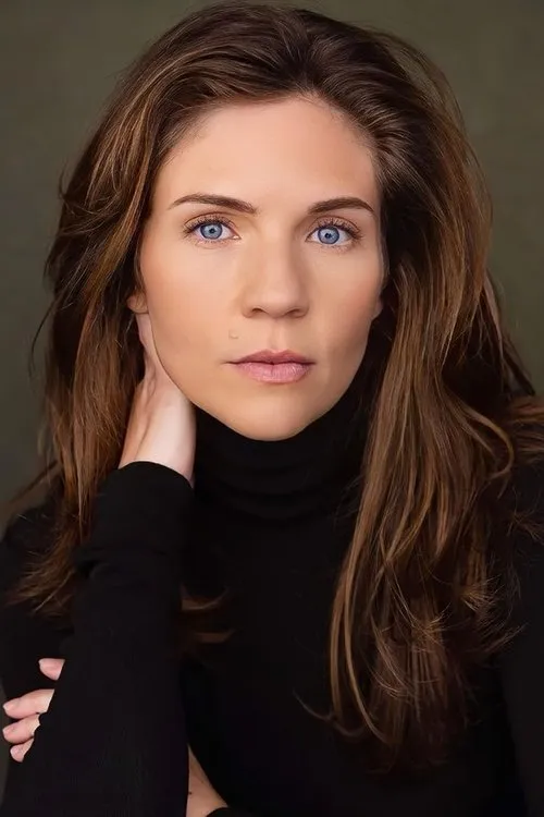 Sarah Foret interpretando a Emma Tate