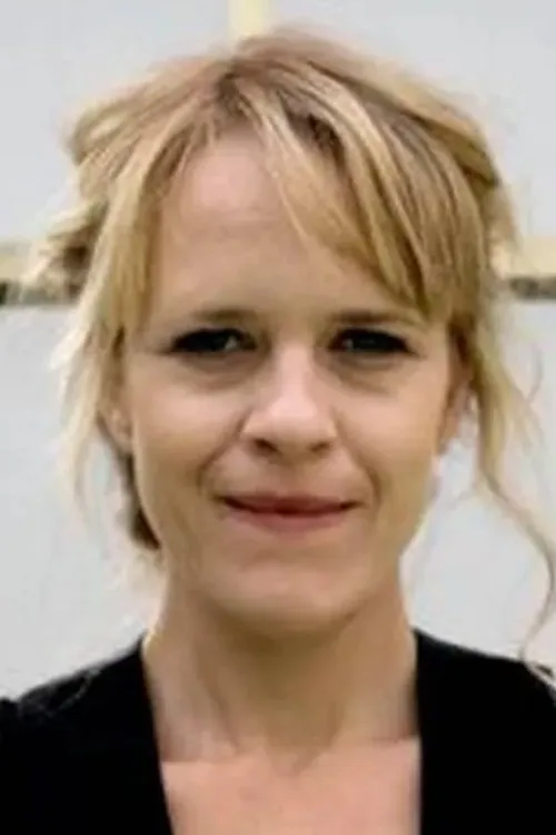 Sarah Gottlieb interpretando a