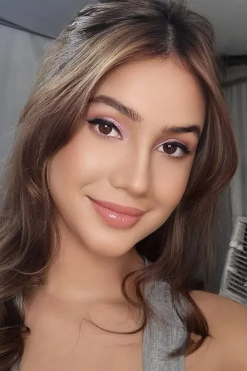 Sarah Holmes interpretando a Trixie