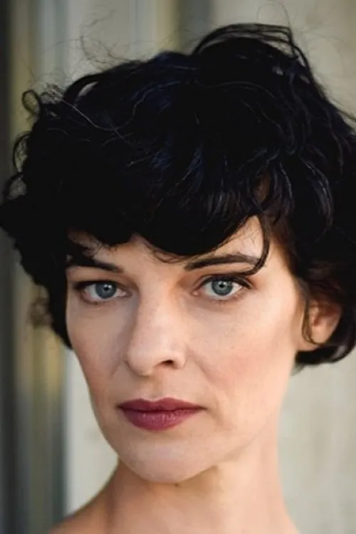 Sarah Hostettler interpretando a Laura Zünd