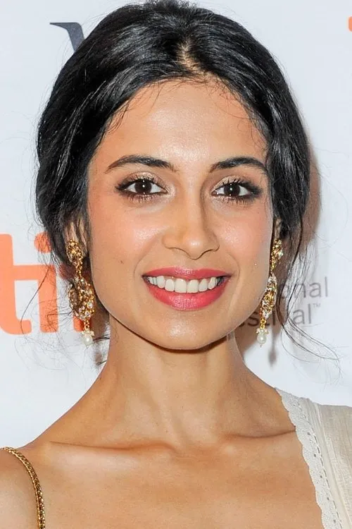 Sarah-Jane Dias interpretando a Priya