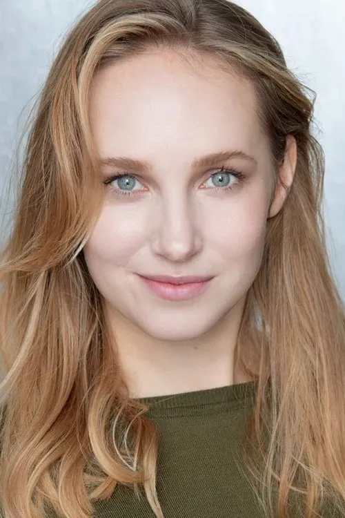 Sarah John interpretando a Jennifer Hollister