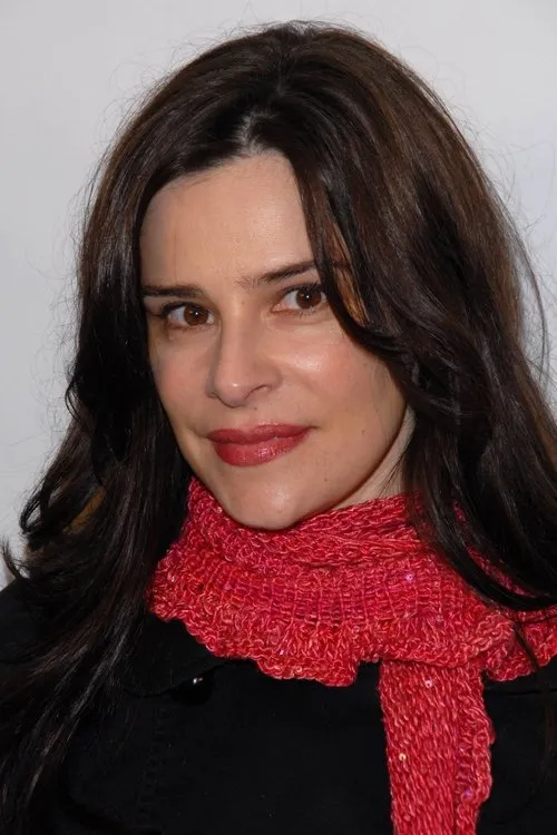 Sarah Lassez interpretando a Egg