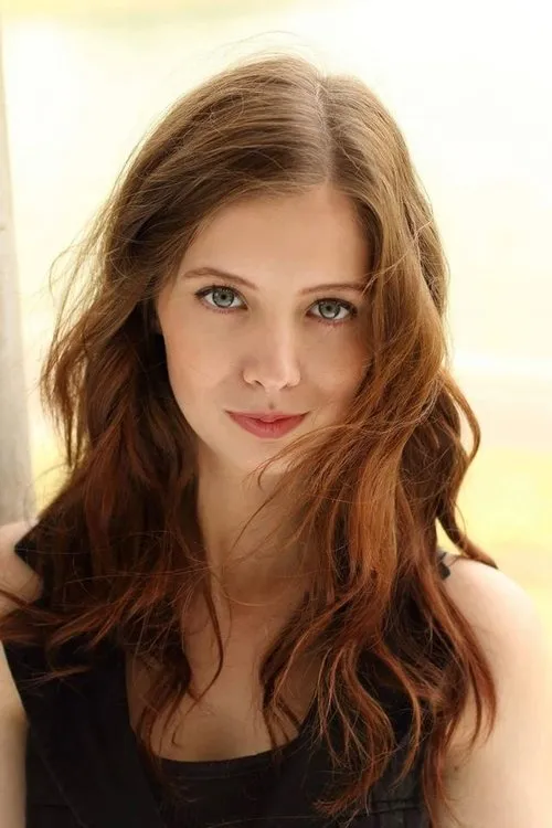 Sarah Louise Madison interpretando a Angela