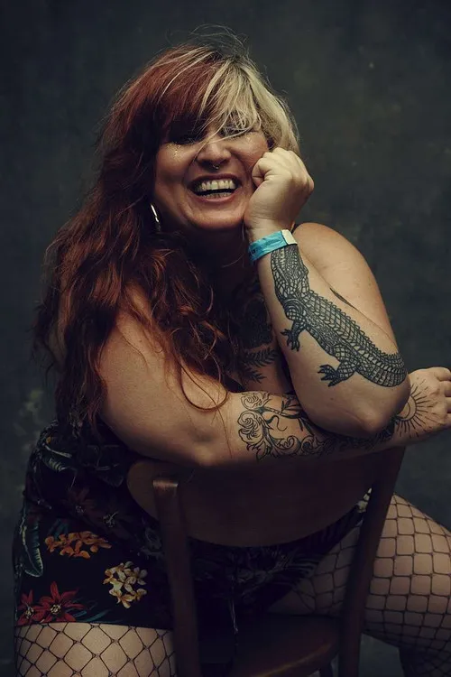 Sarah McCoy interpretando a Evil Santa