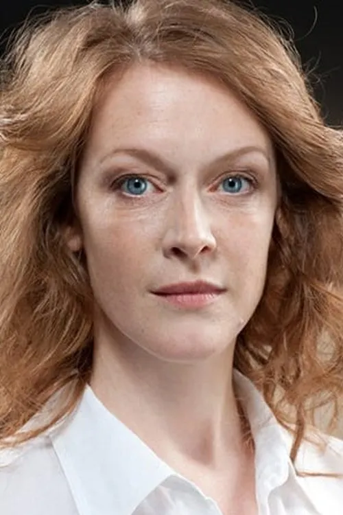 Sarah Pratt interpretando a Nathalie Mardet