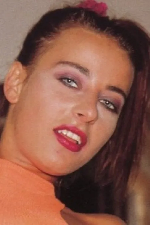 Sarah Simms interpretando a Cook