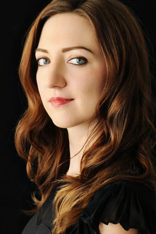 Sarah VanArsdal interpretando a Marty Farmington