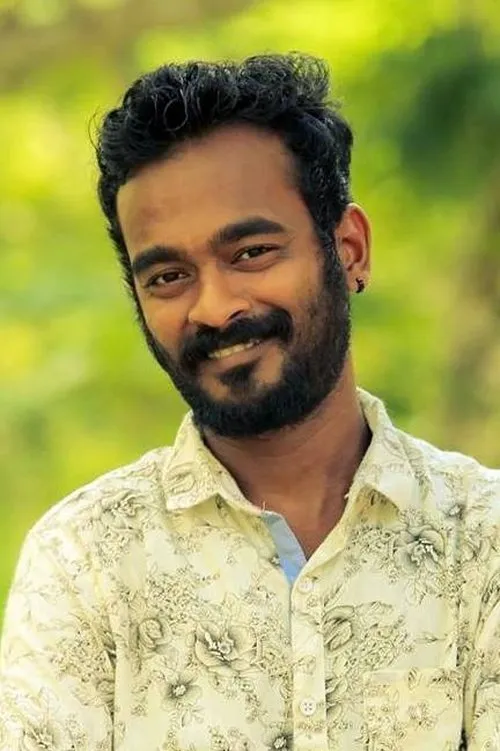 Sarath Kumar interpretando a Kudiyan Jose