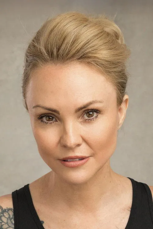 Sarina Taylor interpretando a