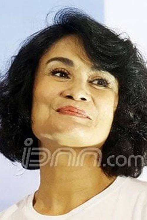 Sarita Thaib interpretando a Rangga's Mother