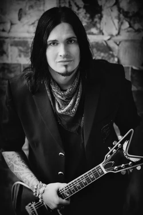 Sascha Gerstner interpretando a lead & rhythm guitar, backing vocals