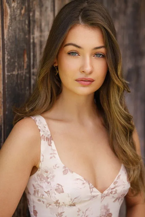 Sascha Turich interpretando a Emma Walsh