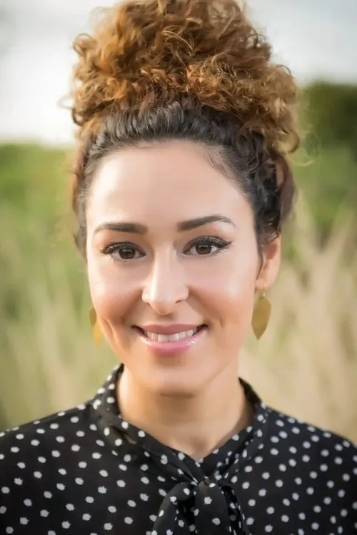 Sasha Ayad interpretando a 