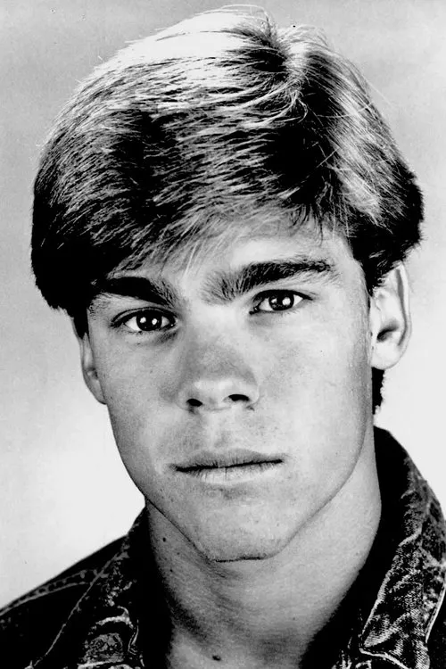 Sasha Jenson interpretando a Gerald