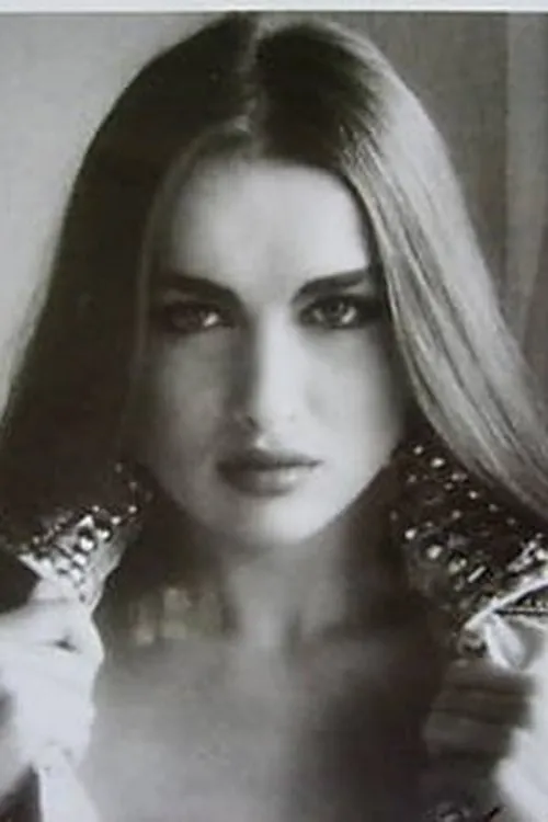 Sasha Vinni interpretando a Zazel / Blue Siren / Female Angel / Brunette Musketeer / Mermaid / Tiger