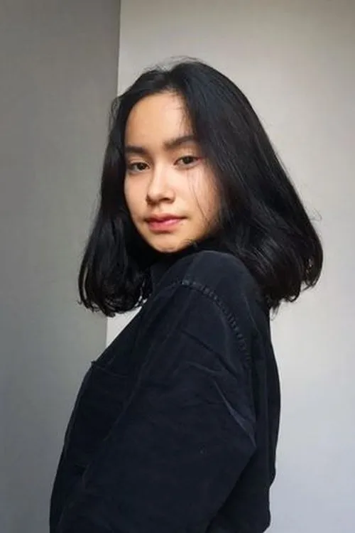 Satine Zaneta interpretando a Ussy/Tira