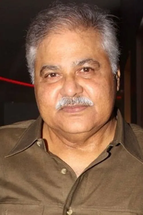 Satish Shah interpretando a Ajit Singh, Kuljeet's Father