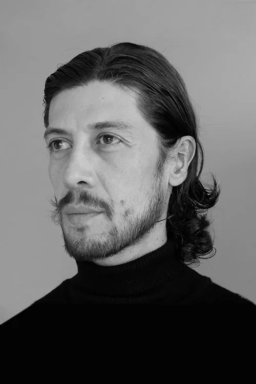 Saúl Mercado interpretando a 