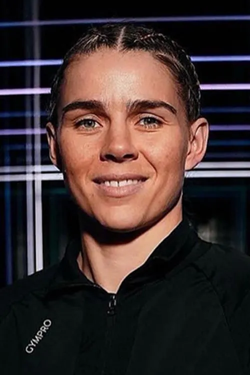 Savannah Marshall interpretando a Self