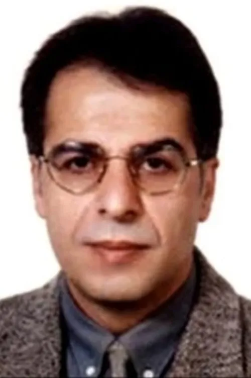 Savaş Akova interpretando a 