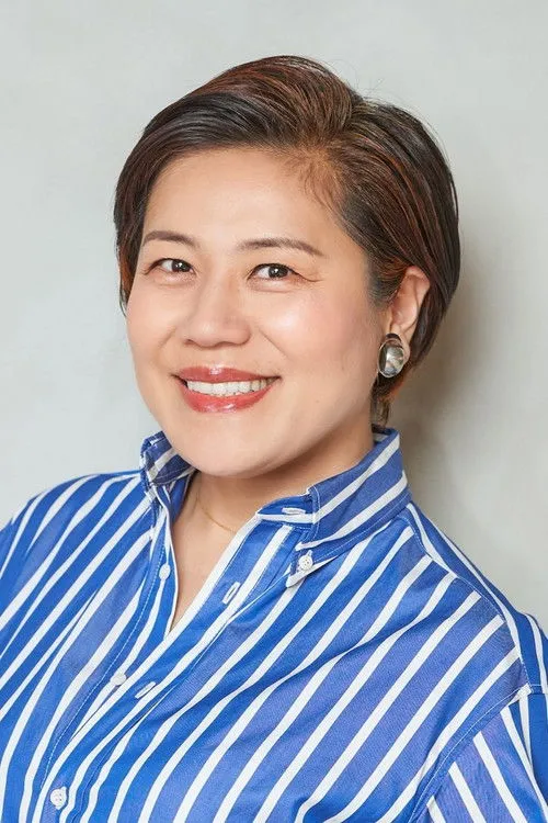 Sayaka Aoki interpretando a Sumiko Hirudegawa