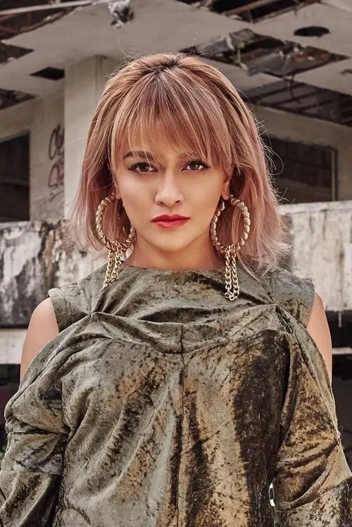 Sazzy Falak interpretando a Maya