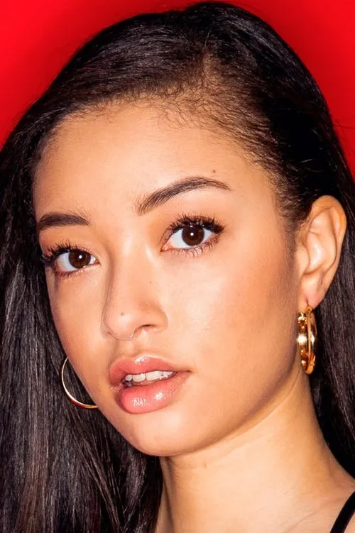 Scarlett Bloom interpretando a 