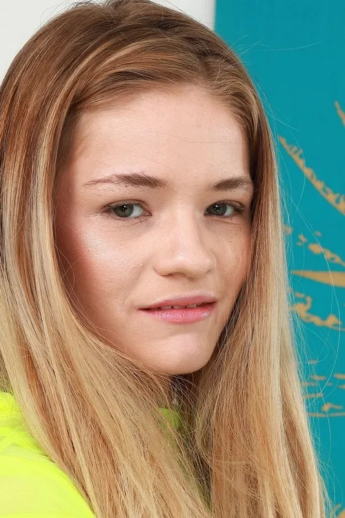 Scarlett Fall interpretando a 