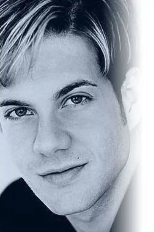 Scot Hartman interpretando a Mickey