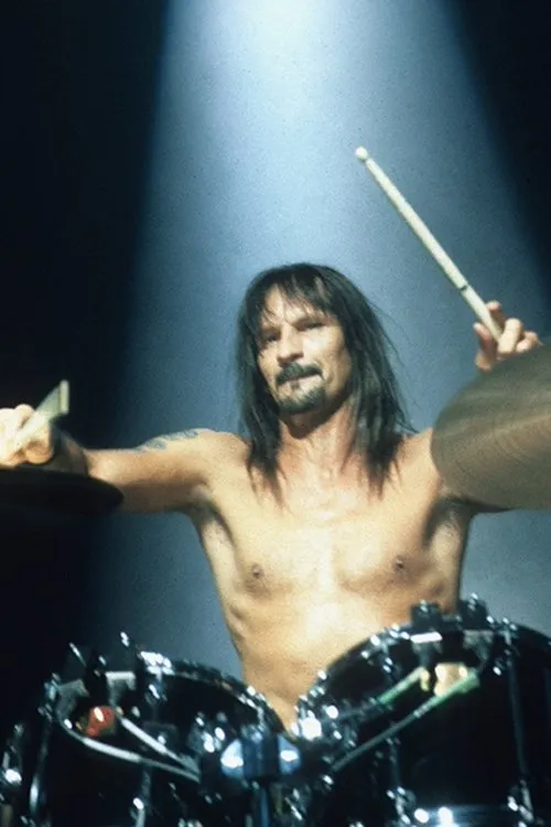 Joey DeMaio ha trabajado con Scott Columbus en 3 ocasiones