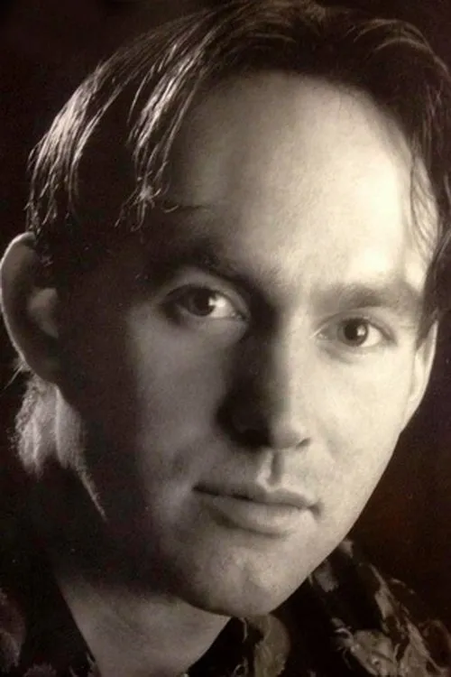 Scott J. Brown interpretando a Jimmy Caleruso