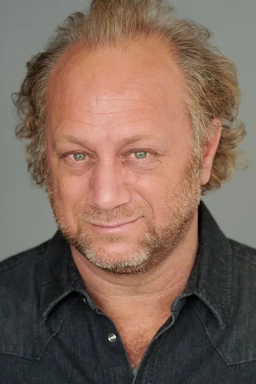 Scott Krinsky interpretando a Parsimonious John