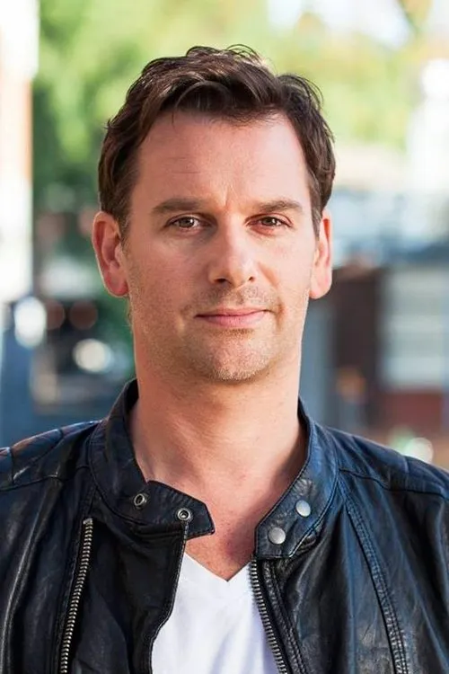 Scott Major interpretando a Policeman Roy